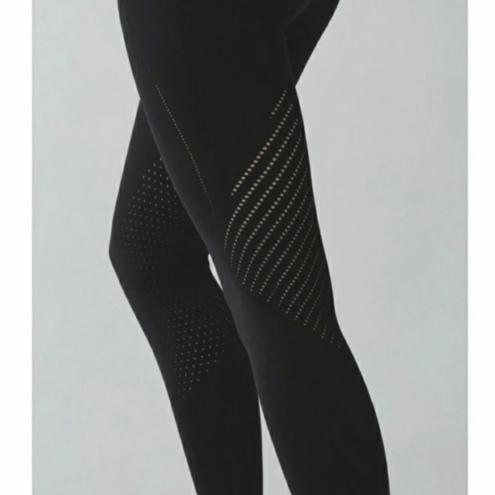 Lululemon Perforated Black Light Speed Crop